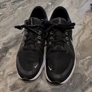 NIKE womens Black sneakers tennis shoes size 9